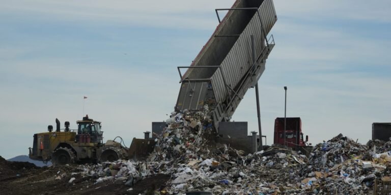 La Californie a de grands projets pour transformer les déchets organiques en carburant, mais elle est loin derrière ses programmes de recyclage alimentaire car les gens ne trient pas leurs déchets.