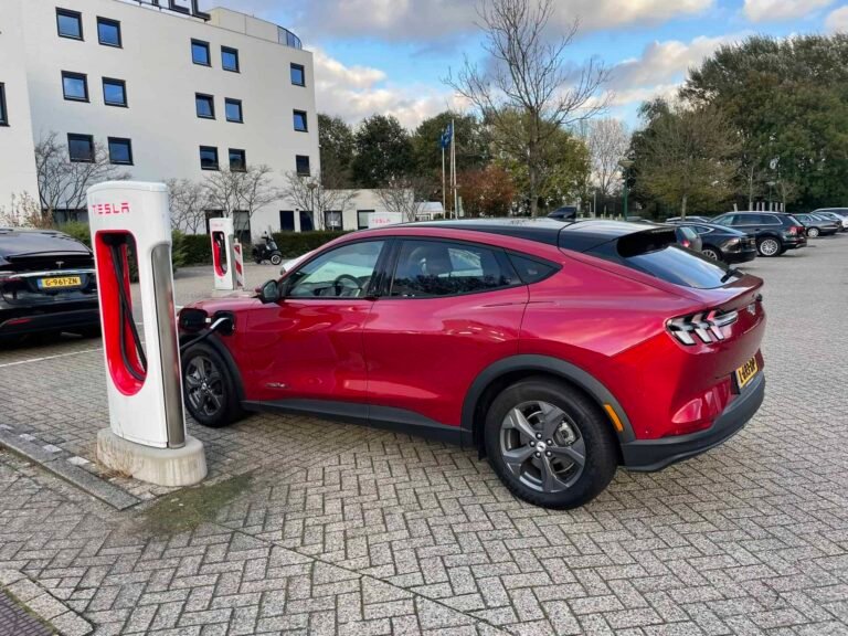 0,15€ !  Tesla révolutionne les coûts de recharge des superchargeurs