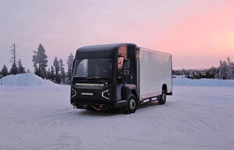 Véhicules électriques chargés |  REE commence les livraisons de camions électriques à ses clients