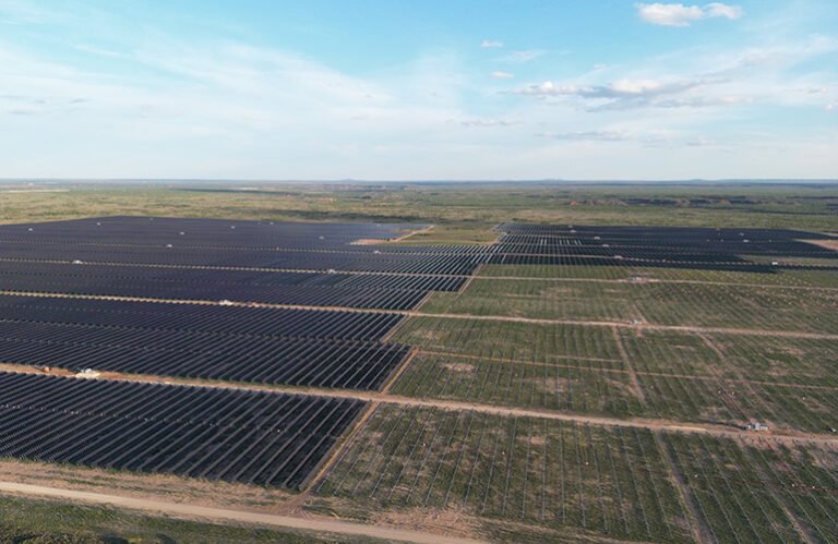 Clearway Energy construit un projet solaire de 1,1 million de panneaux au Texas
