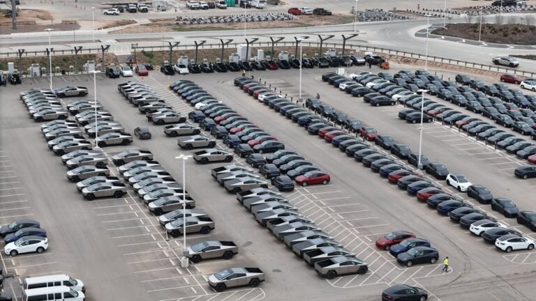 La rampe Tesla Cybertruck semble fluide alors que plus de 100 unités ont été repérées à l’extérieur de Giga Texas