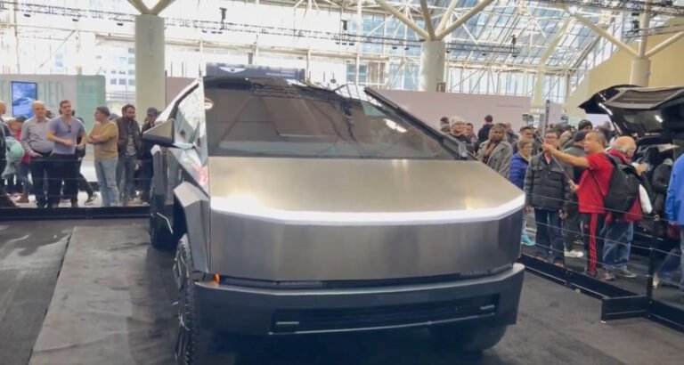 Tesla Cybertruck attire les foules au Salon international de l’auto du Canada