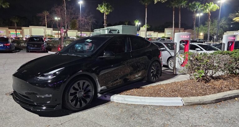 Tesla Model Y charge sur le trottoir après que le Supercharger soit complètement sorti du ICE-d