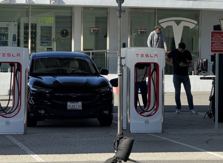 Tesla a été repéré en train de filmer une vidéo NACS avec des véhicules électriques non Tesla chez Supercharger