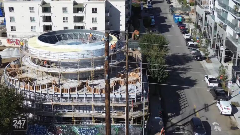 Les murs du LA Supercharger, du restaurant et du drive-in de Tesla s’élèvent