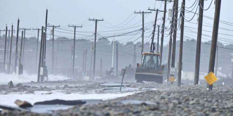 « Quoi, et détruire des biens d’une valeur de 2 milliards de dollars ?  La communauté balnéaire du Massachusetts n’est pas intimidée après que la tempête ait emporté un projet de dunes de sable de 600 000 $ vieux de 3 jours