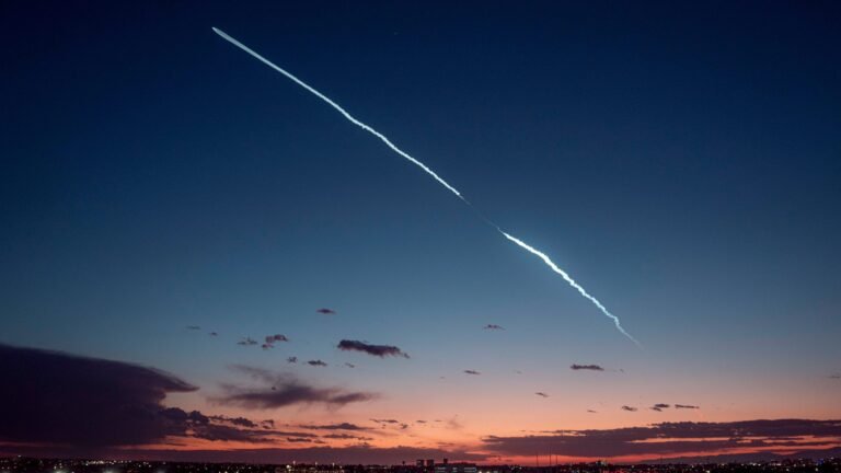 SpaceX Falcon 9 illumine le ciel du sud de la Californie avec le lancement de Starlink