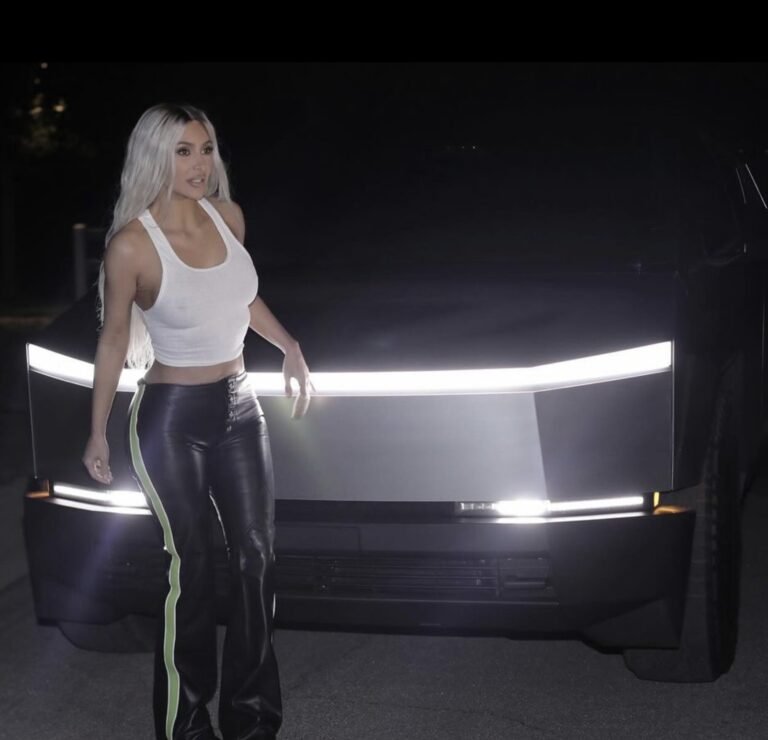 Kim Kardashian pose avec le Tesla Cybertruck