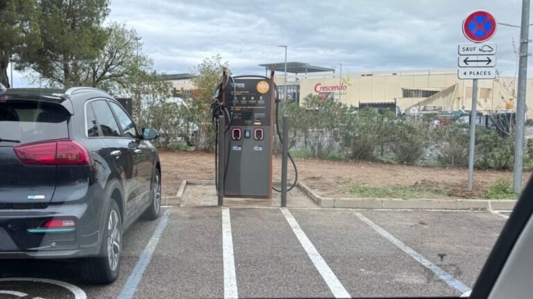 Apprenez-en davantage sur l’électromobilité avec cette photo d’une borne de recharge