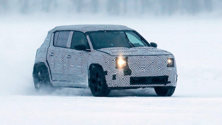 La nouvelle Renault 4 tout électrique affiche une carrosserie crossover de style rétro sur des photos d’espionnage enneigées