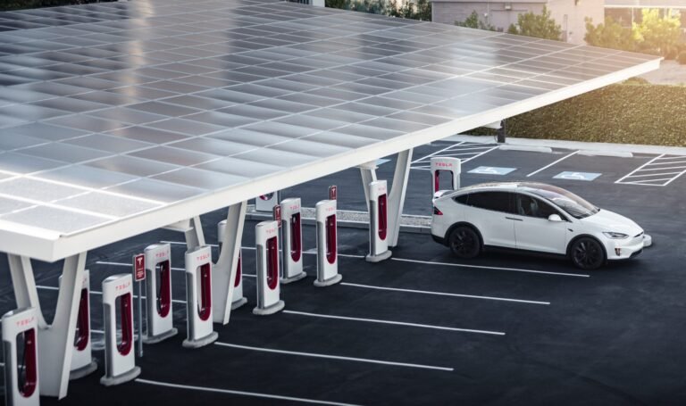 Le réseau Tesla Supercharger mène les États-Unis vers l’objectif de recharge pour 2030