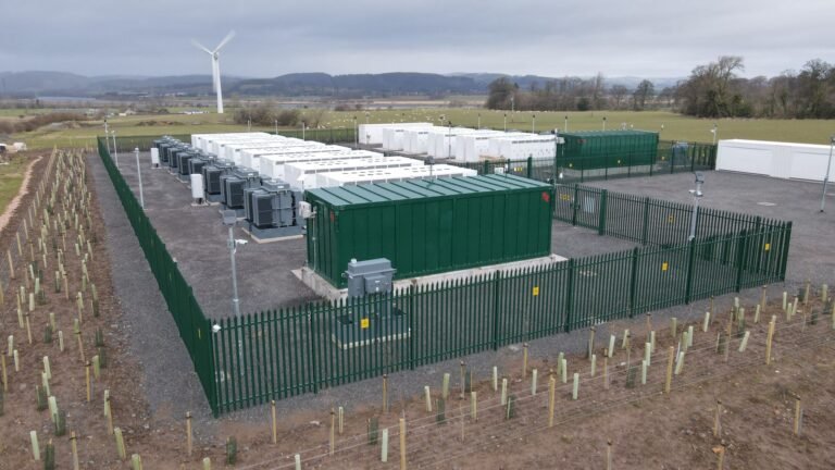 Les Tesla Megapacks s’allument sur un site de stockage d’énergie par batterie en Écosse