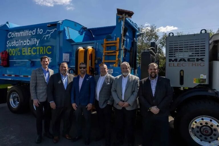 Véhicules électriques chargés |  Véhicule à ordures électrique Mack LR livré à Coastal Waste & Recycling