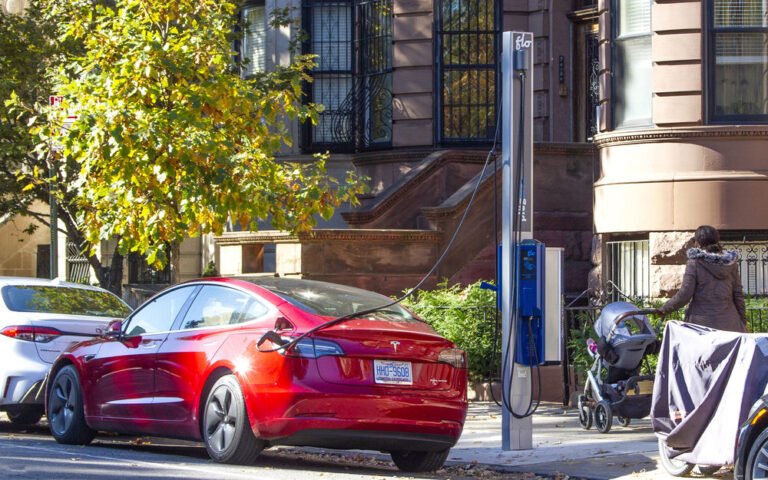 Véhicules électriques chargés |  Les chargeurs de véhicules électriques en bordure de rue de New York connaissent un taux d’utilisation de 72 %