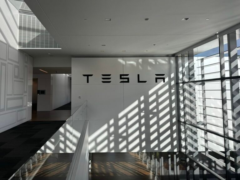 Un ancien dirigeant de Tesla vend 181,5 millions de dollars d’actions, selon un dossier