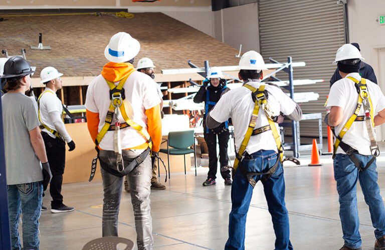 GRID Alternatives reçoit l’accréditation pour le programme de formation aux installations solaires