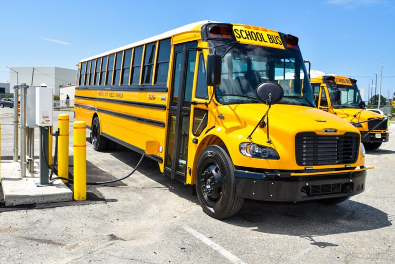 Véhicules électriques chargés |  Thomas Built Buses a dépassé 1,5 million de kilomètres d’autobus scolaires électriques parcourus en Virginie