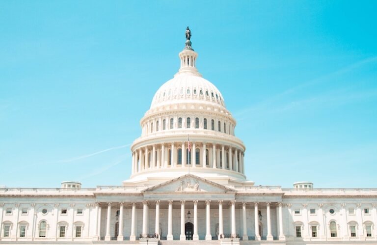 Les défenseurs de l’industrie rencontrent le Congressional Solar Caucus pour discuter des priorités