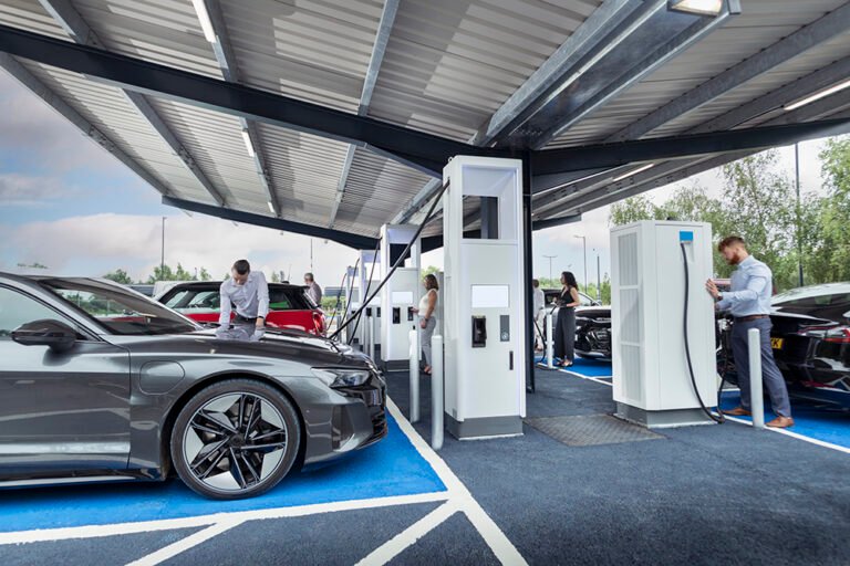 Véhicules électriques chargés |  Panduit propose des produits électriques industriels pour chaque chargeur, panneau et armoire de VE