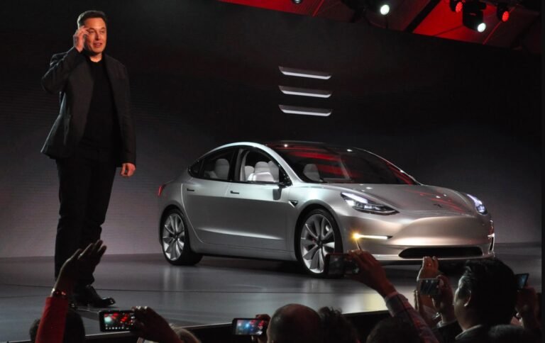 Elon Musk explique la stratégie de Tesla derrière les licenciements alors que les dirigeants partent