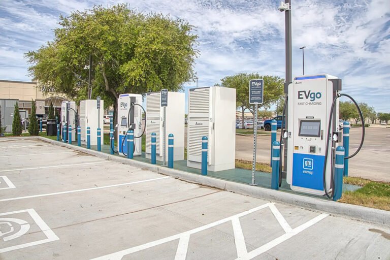 Véhicules électriques chargés |  EVgo construit des bornes de recharge publiques pour véhicules électriques plus rapidement et à moindre coût grâce à la préfabrication