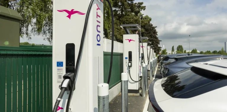 Des commandes flexibles pourraient améliorer la fiabilité des stations de recharge pour véhicules électriques