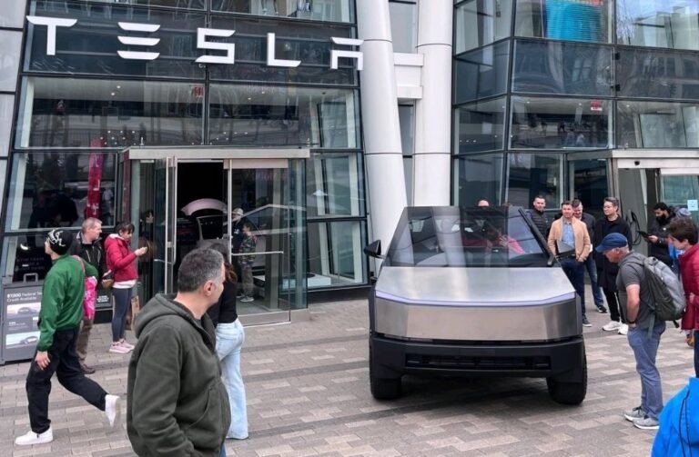 Tesla Cybertruck attire les foules avec son écran du marathon de Boston