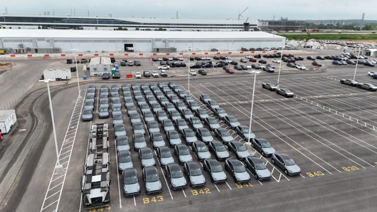 Tesla Giga Texas remplie d’unités Model Y Quicksilver et Cybertruck