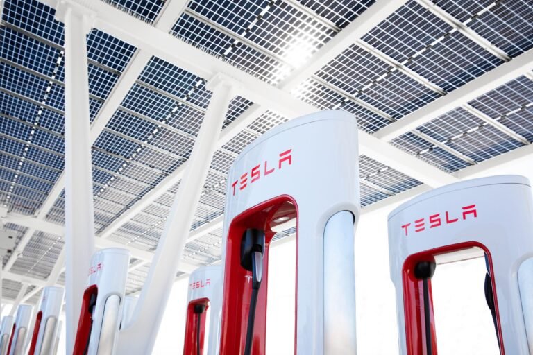 Tesla prévoit un site de superchargeurs de plus de 200 stands en Floride