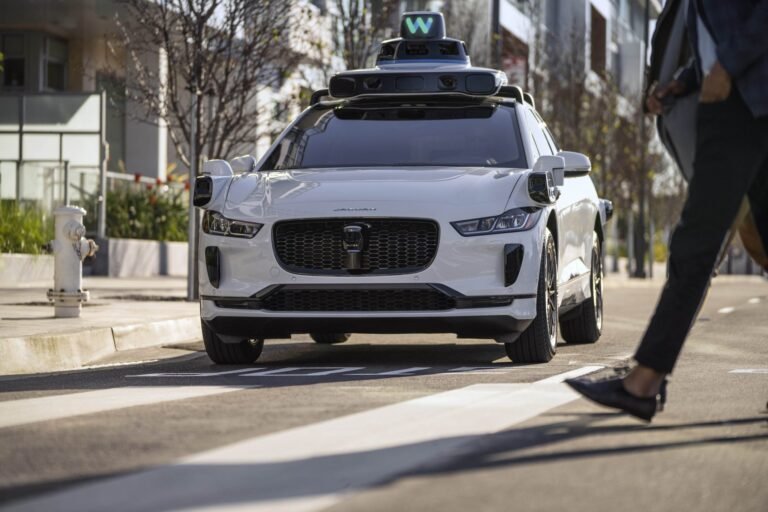 Un véhicule autonome Waymo coincé sur un chantier